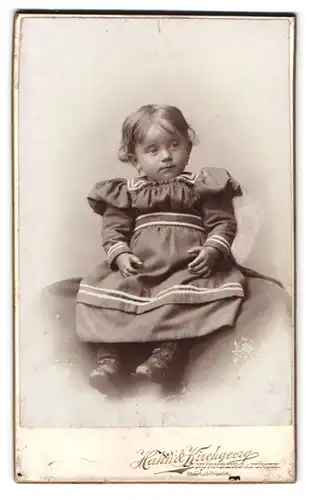 Fotografie Hahn & Kirchgeorg, Nürnberg, Vestnertorgraben 47, Portrait kleines Mädchen im modischen Kleid