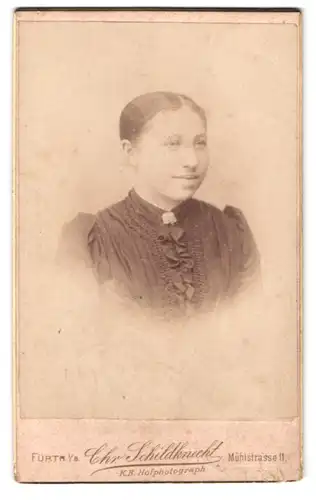 Fotografie Chr. Schildknecht, Fürth i /B., Mühlstrasse11, Portrait junge Dame mit zurückgebundenem Haar