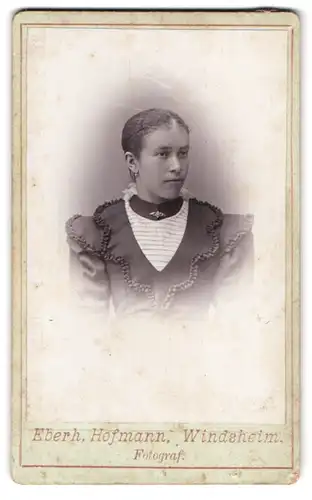 Fotografie Eberh. Hofmann, Windsheim, Portrait junge Dame im modischen Kleid