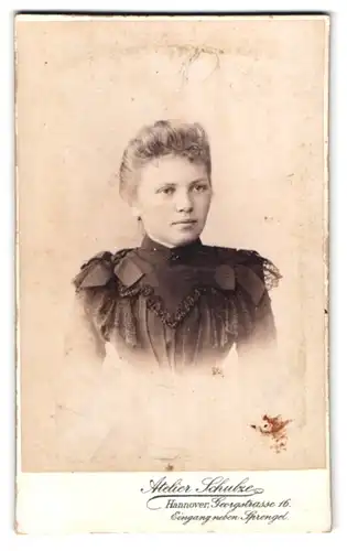 Fotografie E. W. Schulze, Hannover, Georgstrasse 16, Portrait junge Dame im Kleid