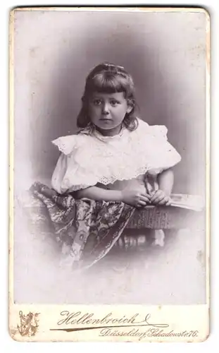 Fotografie C. M. Hellenbroich, Düsseldorf, Schadowstrasse 76, Portrait kleines Mädchen in hübscher Kleidung