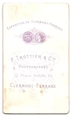 Fotografie F. Trottier & Cie, Clermont-Ferrand, 12, Place Delille, 12, Brustportrait junger Herr im Anzug mit Fliege