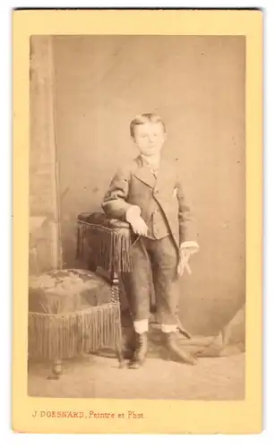 Fotografie J. Doesnard, Lisieux, Boulevard de la Chaussée, Portrait kleiner Junge in modischer Kleidung