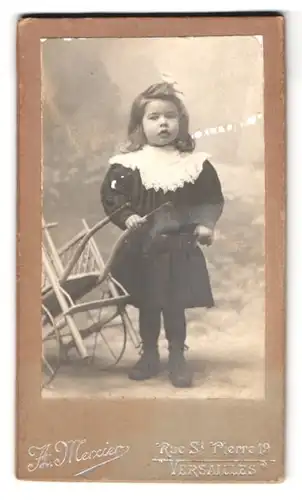 Fotografie A. Mercier Succr., Versailles, 2, Rue Saint-Pierre, 2, Portrait kleines Mädchen im Kleid mit Karren