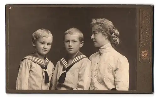 Fotografie Karl Müller, Memmingen, Portrait junge Dame und zwei Jungen in modischer Kleidung