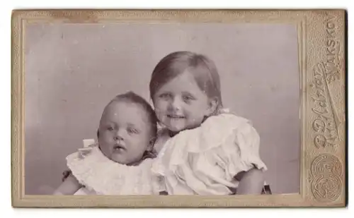 Fotografie R. P. Adrian, Nakskov, Söndergade, Portrait kleines Mädchen und Baby in hübscher Kleidung