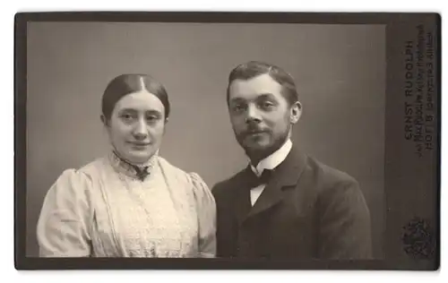 Fotografie Ernst Rudolph, Hof i. B., Lorenzstrasse 3, Portrait bürgerliches Paar in hübscher Kleidung