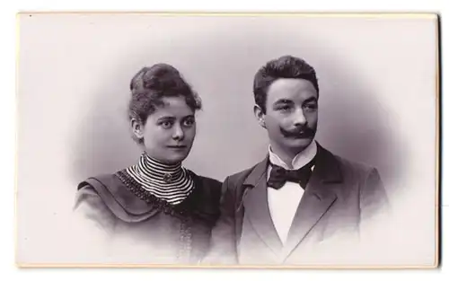 Fotografie Emil Flasche, Barmen, Heckinghauser-Strasse 19, Portrait junges Paar in modischer Kleidung