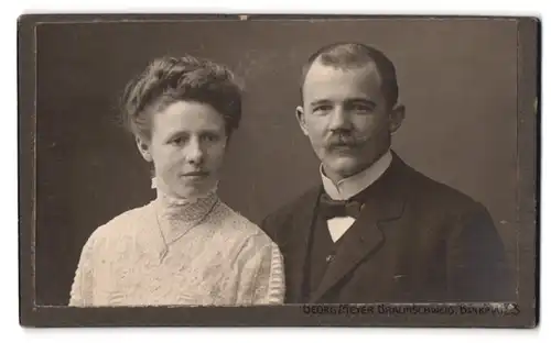 Fotografie Georg Meyer, Braunschweig, Bankplatz 3, Portrait junges Paar in hübscher Kleidung