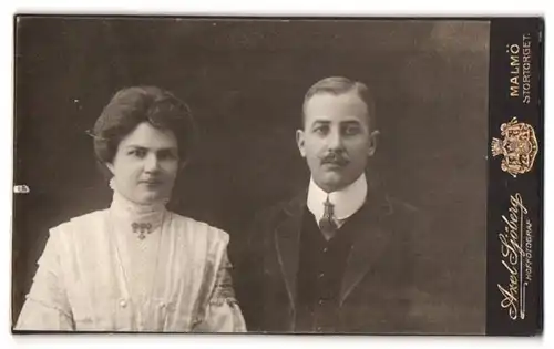 Fotografie Axel Sjöberg, Malmö, Stortorget, Portrait junges Paar in hübscher Kleidung