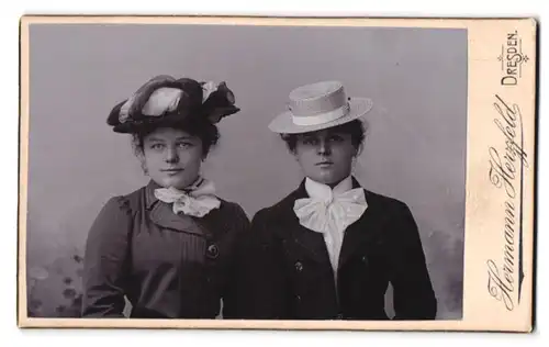 Fotografie Hermann Herzfeld, Dresden, Portrait zwei junge Damen in modischer Kleidung