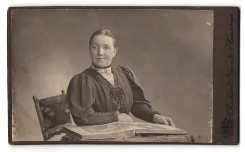 Fotografie Richard Freundt, Hannover, Feldstrasse 2 a, Portrait hübsch gekleidete Dame mit einem Buch