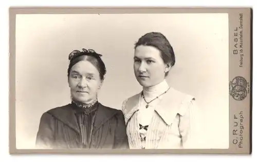 Fotografie C. Ruf, Basel, Steinentorberg 20, Portrait ältere und jüngere Dame in modischer Kleidung