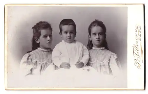 Fotografie P. Tillmann, Bern, Sommerleist 16, Portrait kleiner Junge und zwei Mädchen in zeitgenössischer Kleidung