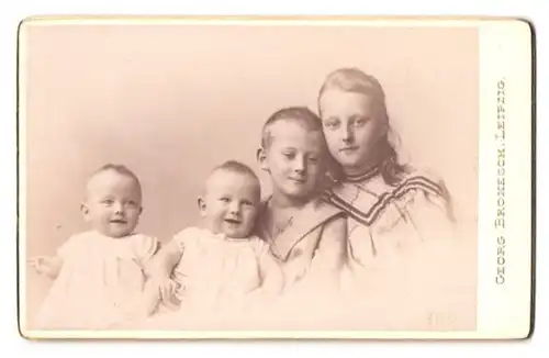 Fotografie Georg Brokesch, Leipzig, Zeitzerstrasse 2, Portrait modisch gekleidetes Kinderpaar mit zwei Kleinkindern