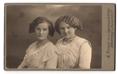 Fotografie E. Heuer, Altenburg /S.-A., Amaleinstrasse 5 b, Portrait zwei junge Damen in hübschen Kleidern