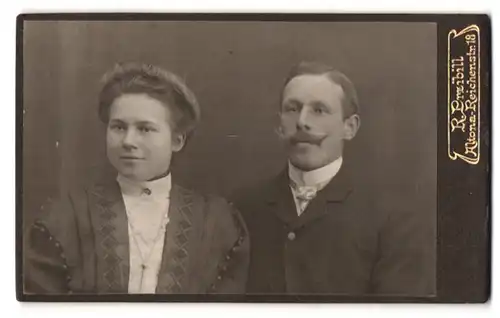 Fotografie R. Przibill, Hamburg-Altona, Reichenstrasse 18, Portrait junges Paar in modischer Kleidung
