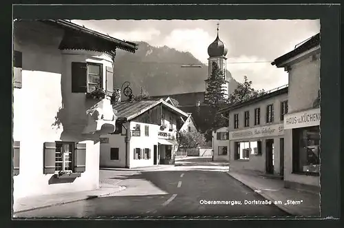 AK Oberammergau, Dorfstrasse am Stern, Blick zur Kirche