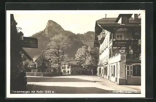 AK Oberammergau, Partie am Gasthaus mit Blick zum Kofel