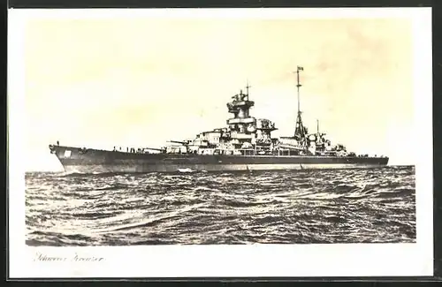 AK Schwerer Kreuzer der Kriegsmarine auf hoher See