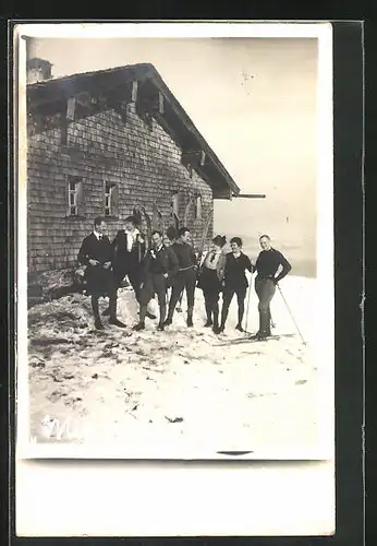 Foto-AK Immenstadt, Skigruppe vor dem Gasthaus Mittag-Alpe, 1918