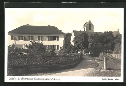 AK Grosselfingen /Hohenz., Strassenpartie mit Kirche und Pfarrhaus