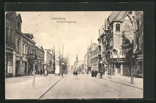 AK Insterburg, Hindenburgstrasse mit Konditorei-Café und Geschäften