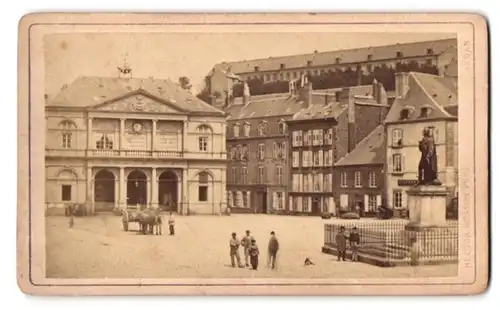 Fotografie Hector Husson, Sedan, Place d`armes 1, Ansicht Sedan, Partie am Place Turenne mit Denkmal