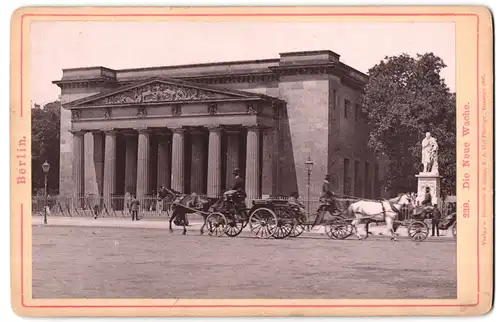 Fotografie v. Römmler & Jonas, Dresden, Ansicht Berlin, Pferdekutschen an der Neuen Wache
