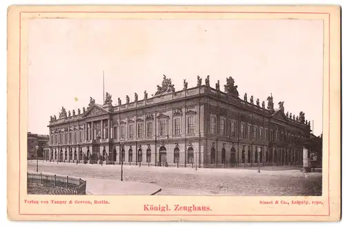 Fotografie Sinsel & Co., Leipzig, Ansicht Berlin, Unter den Linden, Zeughaus nebst Litfasssäule