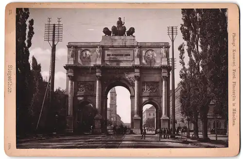 Fotografie Ferd. Finsterlin, München, Ansicht München, Strasse am Siegestor