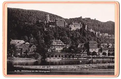 Fotografie unbekannter Fotograf, Ansicht Heidelberg, Ortspartie mit Schloss von der Hirschgasse aus