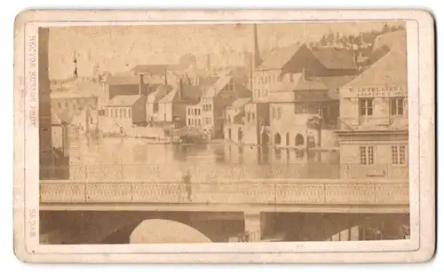 Fotografie Hector Husson, Sedan, 1 Place d'Armes, Ansicht Sedan, Brücke mit Flusslauf und Gebäuden am Ufer