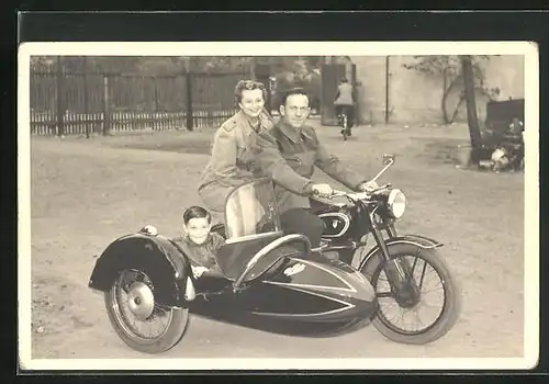 Foto-AK Familie auf DKW-Motorrad mit Beiwagen