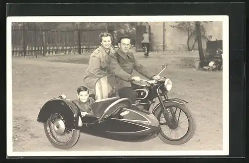 Foto-AK Stolze Familie auf DKW-Motorrad mit Beiwagen