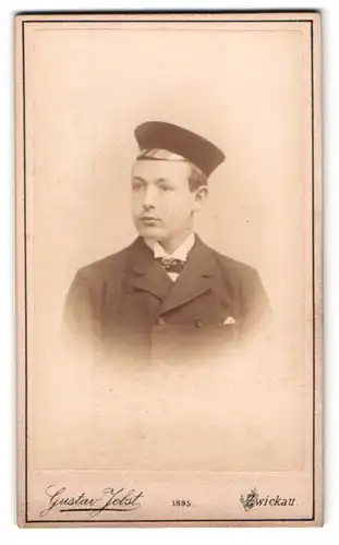 Fotografie Gustav Jobst, Zwickau i. S., Äussere Schneebergerstr. 20, Portrait junger Knabe im Anzug mit Schirmmütze