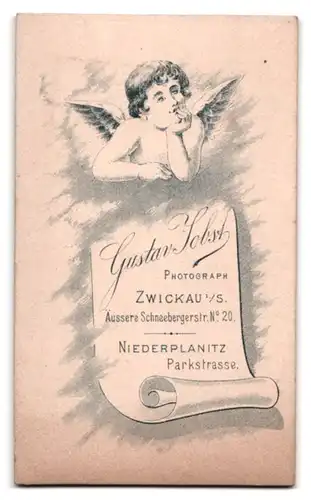 Fotografie Gustav Jobst, Zwickau i. S., Äussere Schneebergerstr. 20, Portrait junger Knabe im Anzug mit Schirmmütze