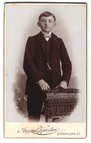Fotografie August Kersten, Siebenlehn / Sa., Portrait junger Knabe im Anzug mit Fliege und Segelohren