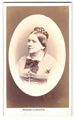 Fotografie Pokorny & Reuter, Wien, Wollzeil 34, Portrait Frau im hellen Kleid mit hochgestecktem Zopf