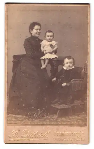 Fotografie R. Dittrich, Frankenberg i. S., Freibergerstr. 206, Portrait Mutter zeigt stolz ihre beiden Kinder in Kleider