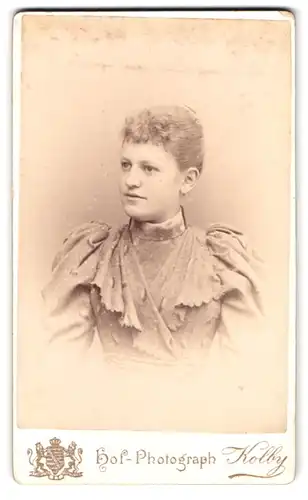 Fotografie Kolby, Chemnitz, König-Str. 21, Portrait junge Frau im hellen Kleid mit Locken und Puffärmeln