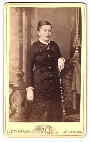 Fotografie Gustav Schröder, Mittweida, Rochlitzer-Str. 234, Portrait Dame im dunklen Kleid mit Spitzenkragen