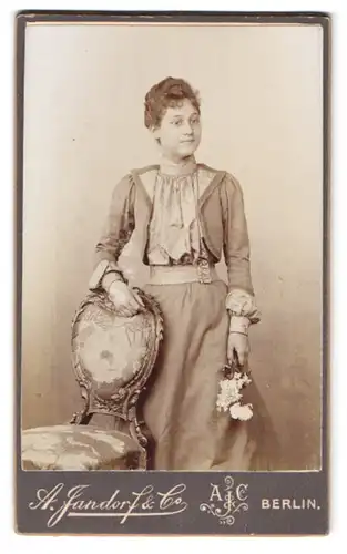 Fotografie A. Jandorf & Co., Berlin, Belle-Alliance-Str. 1&2, Portrait junge Frau im Kleid mit Hochsteckfrisur