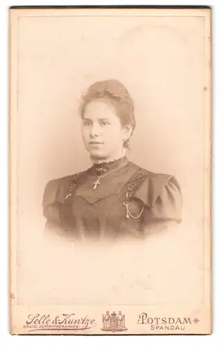 Fotografie Selle & Kuntze, Potsdam, Schwertfeger-Str. 14, Portrait Dame im Biedermeierkleid mit Kreuzkette