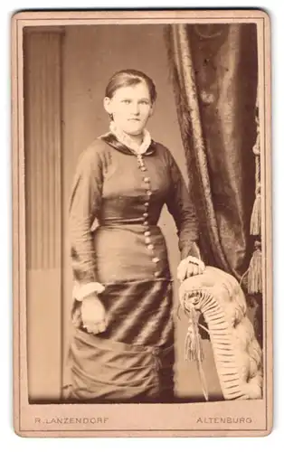 Fotografie R. Lanzendorf, Altenburg, Bernhardt-Str. 5, Portrait junge Frau im Biedermeierkleid mit Spitzenkragen