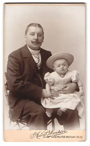 Fotografie Adolf Winkler, Goerlitz, Berliner Str. 12, Portrait Vater im Anzug mit Kaiser Wilhelm Bart nebst Kleinkind
