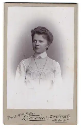 Fotografie Corona, Zwickau i. S., Wilhelmstr. 7, Portrait Dame im weissen Kleid mit Brosche und Halskette