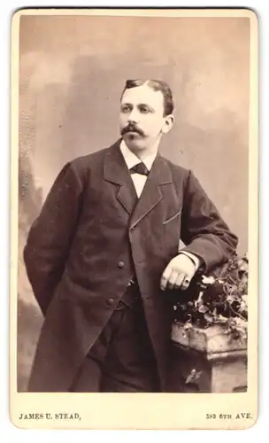 Fotografie James U. Stead, New York, 383 Sixth Avenue, Portrait Herr im Anzug mit Mittelscheitel und Oberlippenbart