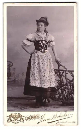 Fotografie Herm. Schulze, Bischofswerda, Hohe-Str. 4, Portrait junge Frau im Trachtenkleid zum Fasching