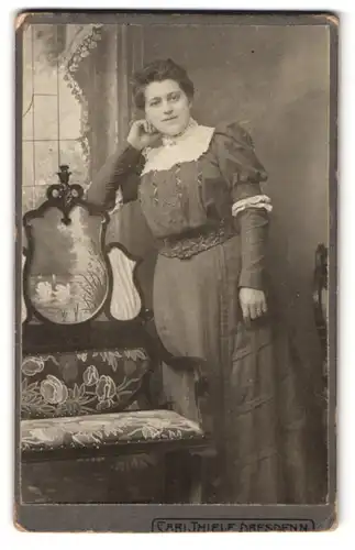 Fotografie Carl Thiele, Dresden, Königsbrücker-Str. 93, Portrait Dame im Kleid mit Spitzenkragen lehnt an einem Stuhl